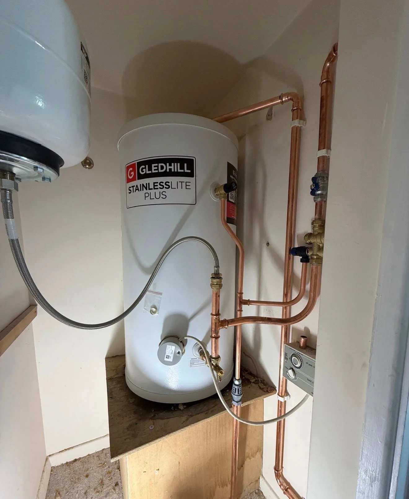 A Gledhill StainlessLite Plus unvented hot water cylinder installed with new copper pipework and an expansion vessel.